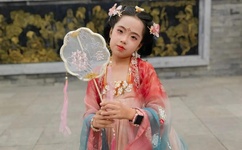 上司揉捏人妻丰满双乳电影